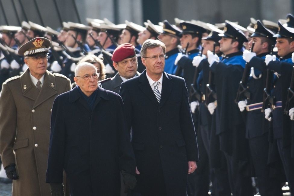 Staatsbesuch in Italien - Bundespräsident Christian Wulff wird vom italienischen Staatspräsidenten Giorgio Napolitano mit militärischen Ehren in Rom begrüßt